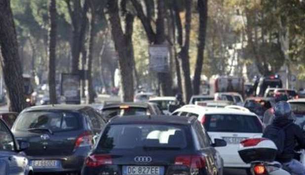 TARGHE ALTERNE A ROMA MERCOLEDÌ E GIOVEDÌ. 'L'ARIA È TROPPO INQUINATA' - 07/01/2013