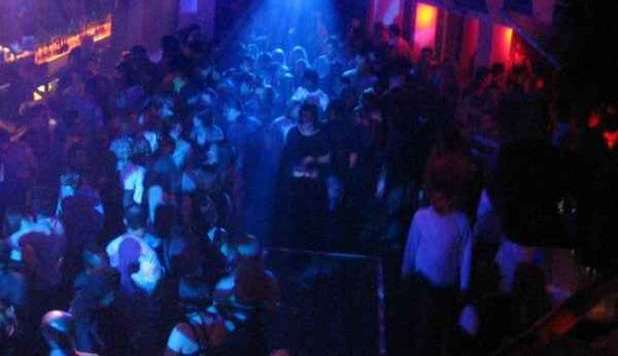 LO INVITA A FARE L'AMORE NEL BAGNO DELLA DISCO. POI LO RAPINANO IN TRE - 08/01/2013