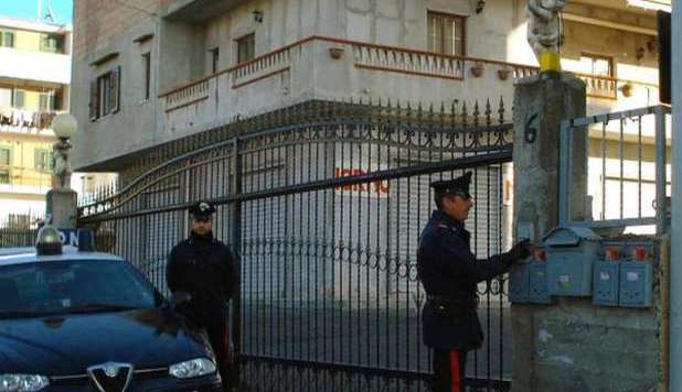 BECCANO LA FIGLIA A LETTO COL FIDANZATO E LO GETTANO DAL BALCONE - FOTO - 10/01/2013