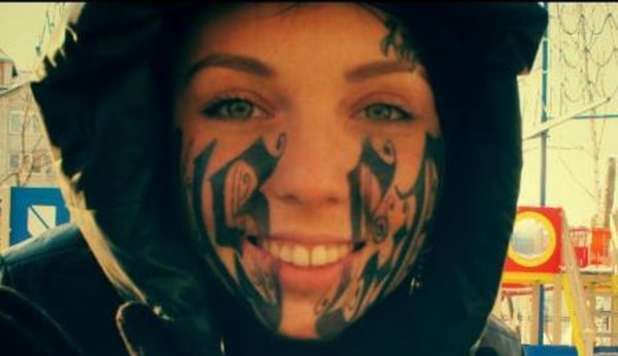 CONOSCE UN RAGAZZO IN CHAT E SI TATUA IL MOME IN VISO: 'ORA LO SPOSO' - FOTO - 05/02/2013