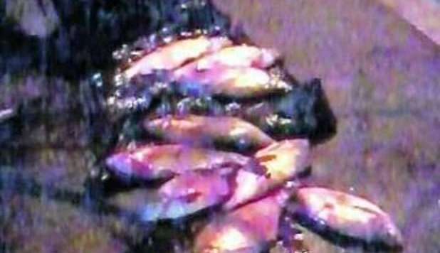 VENDE IL PESCE SUL MARCIAPIEDE A 2 EURO AL CHILO: FILE DI CLIENTI - 08/02/2013