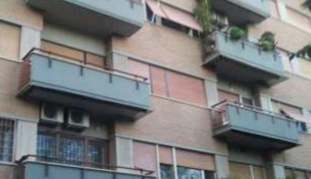ROMA, UN UOMO SI UCCIDE GETTANDOSI DAL BALCONE: 'È FINITO SU UN'AUTO IN STRADA' - 16/02/2013