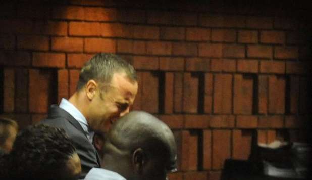 PISTORIUS, TROVATA MAZZA INSANGUINATA.  'REEVA AVEVA LA TESTA FRACASSATA' - FOTO - 17/02/2013