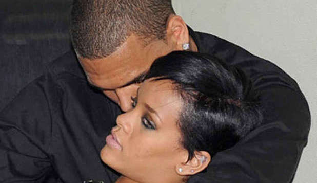 RIHANNA, COMPLEANNO DA INCUBO: STALKER  LA AGGREDISCE FUORI DA UN CLUB - FOTO - 20/02/2013