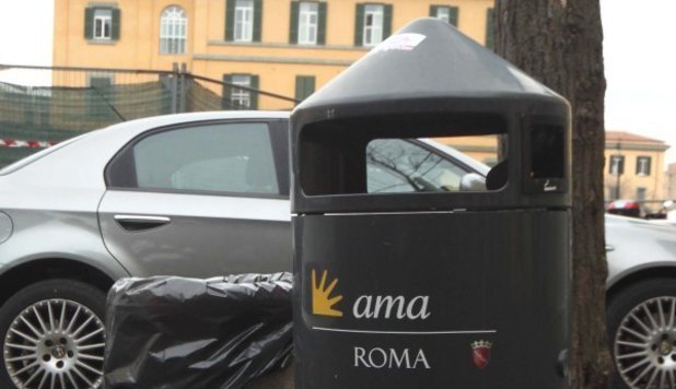 ROMA, MADRE GETTA BIMBO TRA I RIFIUTI. 'AL BAR COL FETO IN BORSA' - FOTO - 01/03/2013