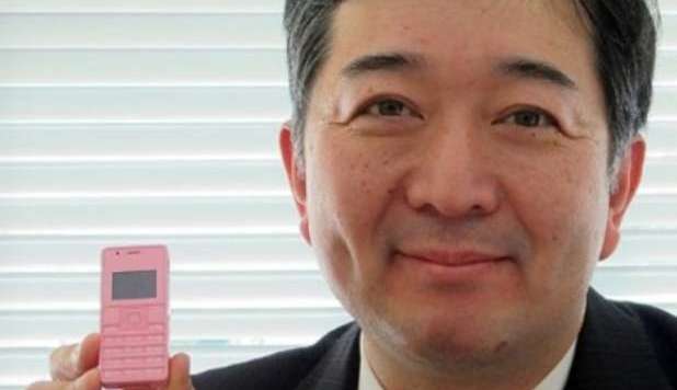 ECCO IL CELLULARE PIÙ PICCOLO DEL MONDO: 'LUNGO 7CM, NON HA LA VIDEOCAMERA' - FOTO - 11/03/2013