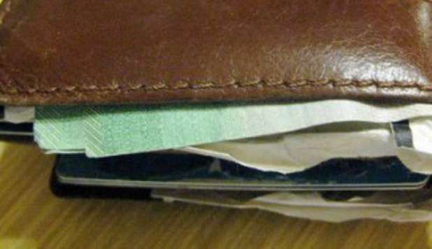 STUDENTE TROVA UN PORTAFOGLI CON 4.200 EURO E LO RESTITUISCE - 11/03/2013