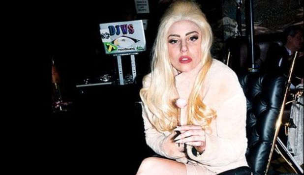 LADY GAGA OPERATA: SEDIA A ROTELLE IN PELLE E ORO 24 CARATI - 13/03/2013