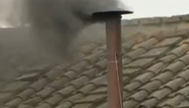 CONCLAVE, SECONDA FUMATA NERA. ALTRE VOTAZIONI NEL POMERIGGIO - FOTO - 13/03/2013