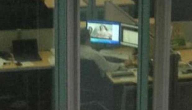 GUARDA UN FILM HARD A LAVORO: LA FOTO VIRALE SU TWITTER - GUARDA - 15/03/2013