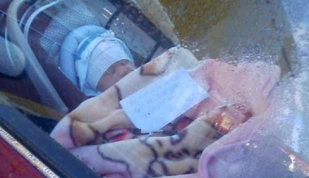 LA MAMMA VA A FARE SHOPPING: NEONATA ABBANDONATA DA SOLA NELL'AUTO - FOTO - 25/03/2013