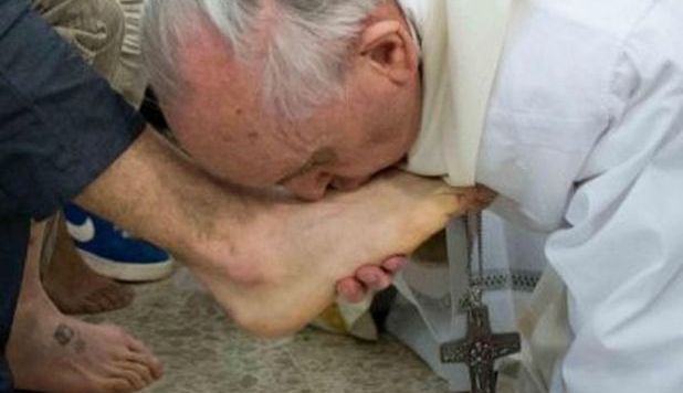 PAPA FRANCESCO BACIA I PIEDI AI GIOVANI DETENUTI: 'È LA CAREZZA DI GESÙ' - FOTO - 29/03/2013
