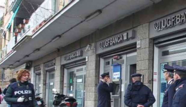 RAPINA IN BANCA A ROMA, DIRETTORE PRESO IN OSTAGGIO. 'SCENE DA FILM' - FOTO - 28/03/2013