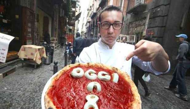IL PIZZAIOLO CONTRO LA CRISI: 'MANGI LA PIZZA OGGI E LA PAGHI TRA 8 GIORNI' - FOTO - 03/04/2013
