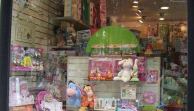 GLI NEGANO UN GIOCATTOLO, BIMBO DI 10 ANNI SI INFURIA E SFONDA UNA VETRINA - 04/04/2013