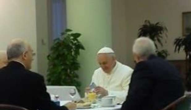 PAPA FRANCESCO FA COLAZIONE: LA FOTO SU TWITTER FA IL GIRO DEL WEB - GUARDA - 04/04/2013