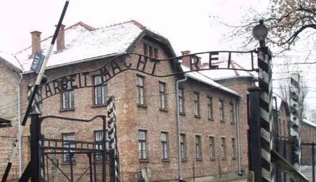 LA PROF ALLA STUDENTESSA EBREA: 'SEI DISTRATTA, AD AUSCHWITZ AVRESTI SEGUITO' - 05/04/2013