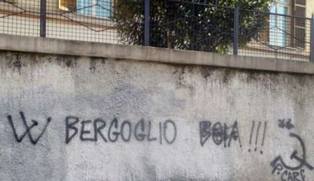 PAPA FRANCESCO, SCRITTE CHOC A ROMA: 'BERGOGLIO BOIA'. IRA ALEMANNO - FOTO - 05/04/2013