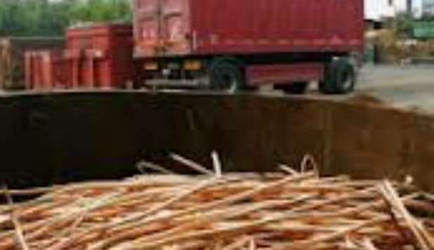 DISOCCUPATO RUBA IL RAME DAL CANTIERE: IL DIRETTORE OFFRE LAVORO A LUI E MOGLIE - 09/04/2013