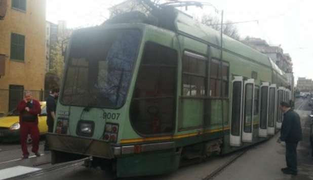 ROMA, UN TRAM DERAGLIA E TRANCIA I CAVI ELETTRICI: CAOS E PANICO - FOTO - 09/04/2013