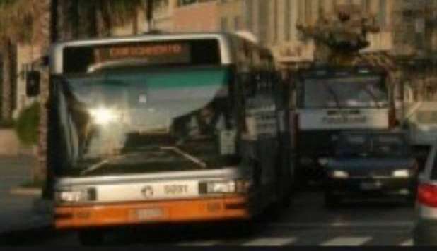 L'AUTISTA HA UN MALORE: PASSEGGERO 'EROE' FERMA IL BUS - 10/04/2013