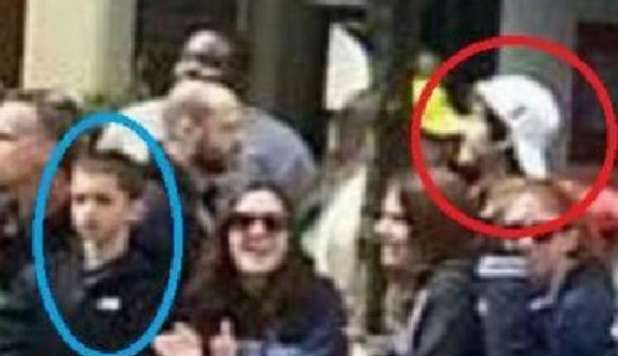 BOSTON, LA FOTO CHOC: IL TERRORISTA CAMMINA DIETRO AL PICCOLO MARTIN - GUARDA - 19/04/2013