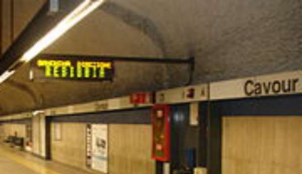 ROMA, SI STENDE SUI BINARI DELLA METRO CAVOUR. TRAVOLTO E UCCISO DAL TRENO - 21/04/2013