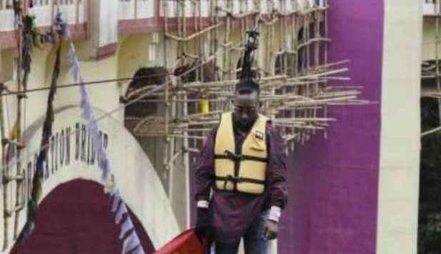 RECORD CHOC, L'UOMO DAI CAPELLI DI FERRO MUORE MENTRE TENTA IL RECORD - FOTO/VIDEO - 29/04/2013