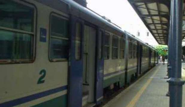 ROMA, 32ENNE VIENE SFIGURATO CON L'ACIDO ALLA FERMATA DEL TRENO: CACCIA ALL'UOMO - 30/04/2013