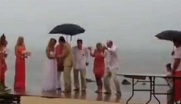 MATRIMONIO INTERROTTO DA UN FULMINE, SEGNO DAL CIELO SUGLI SPOSI? - VIDEO - 01/05/2013