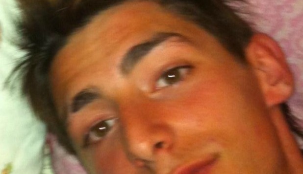 LORENZO 19ENNE RADUNA GLI AMICI E SI LANCIA DA UN PALAZZO: 'IPOTESI SUICIDIO' - FOTO - 05/05/2013