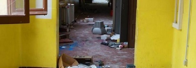ENTRANO A SCUOLA E DEVASTANO TUTTO. POI POSTANO IL VIDEO SU FB: DENUNCIATI - 08/05/2013