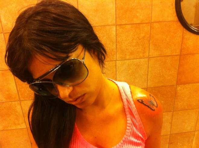 SARA TOMMASI SI TATUA LA FARFALLINA E 'MINACCIA' BELEN. ''TI RUBO ANCHE STEFANO E...'' - FOTO - 09/05/2013