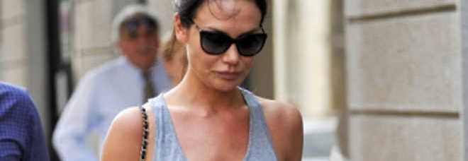 NICOLE MINETTI PASSEGGIA E DIMENTICA IL ''REGGISENO'' - FOTO ALL'INTERNO - 10/05/2013