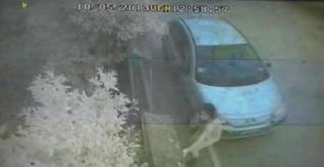 Insegue la ex con un'ascia, arrestato stalker viareggino ripreso da telecamere - 11/05/2013