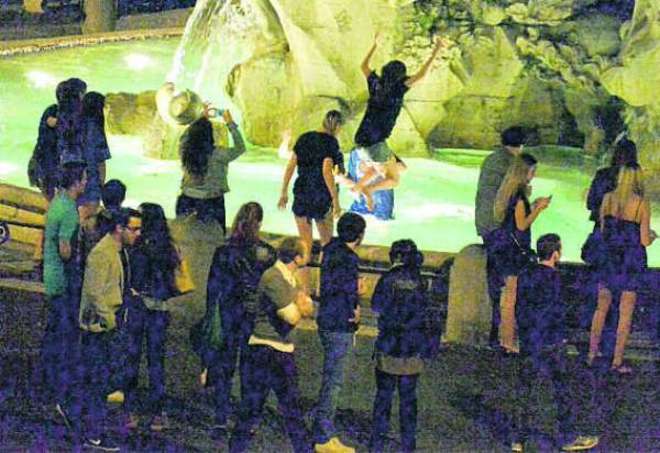 ROMA, SI TUFFANO NELLA FONTANA NUDI. IL SOVRINTENDENTE: ''PIÙ VIGILANZA PER I DEFICIENTI'' - FOTO - 12/05/2013