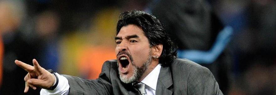 MARADONA TORNA IN PATRIA E TROVA I FOTOGRAFI: ''PRESI A SASSATE'' - 15/05/2013