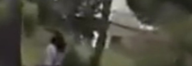 IL PARROCO FA L'AMORE AL PARCO: IL VIDEO FINISCE SU YOUTUBE. E LUI PERDE IL POSTO - VIDEO - 18/05/2013