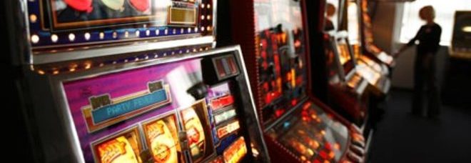 MAMMA E PAPÀ LASCIANO IN AUTO IL BIMBO DI DUE MESI PER GIOCARE ALLE SLOT MACHINES - 19/05/2013