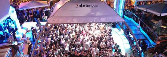 IL BUTTAFUORI NON LI FA ENTRARE  IN DISCO: SPARANO TRA LA FOLLA, 3 FERITI - 19/05/2013