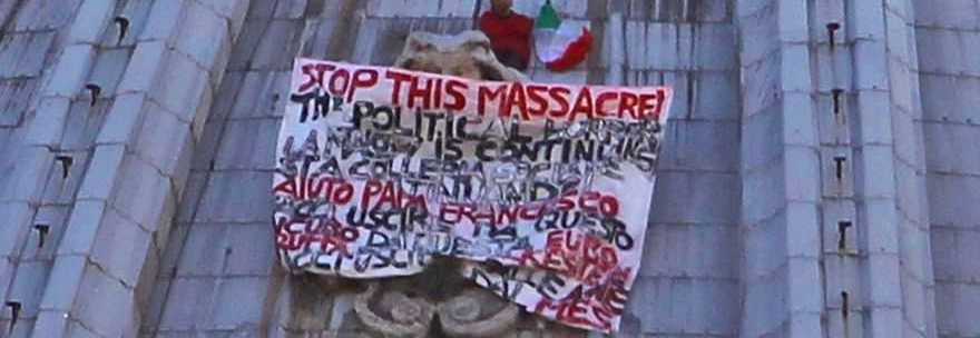 ROMA, UOMO SUL CUPOLONE A SAN PIETRO: ''STOP AL MASSACRO, NO ALL'EURO'' - FOTO ALL'INTERNO - 12/05/2013