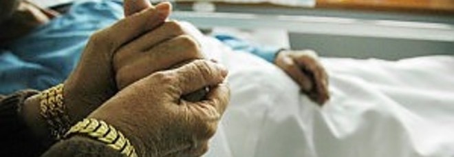 ROMA, UCCIDE LA MADRE MALATA SOFFOCANDOLA CON UN CUSCINO. ''NON POTEVO PIÙ ASSISTERLA'' - 22/05/2013