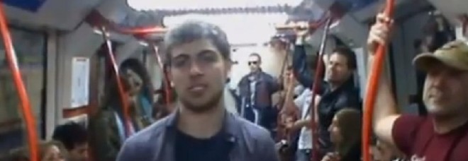 DISOCCUPATO, CANTA IL SUO CURRICULUM IN METRO E TROVA LAVORO CON UN VIDEO - GUARDA - 27/05/2013