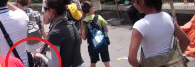 ROMA, COSÌ DUE NOMADI DI 17 E 11 ANNI DERUBANO I TURISTI AI FORI IMPERIALI - FOTO - 26/06/2013