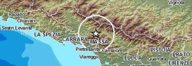FORTE SCOSSA DI TERREMOTO A MASSA CARRARA: MAGNITUDO 4.4 IN LUNIGIANA. AVVERTITA ANCHE A FIRENZE - GENTE IN STRADA - 30/06/2013