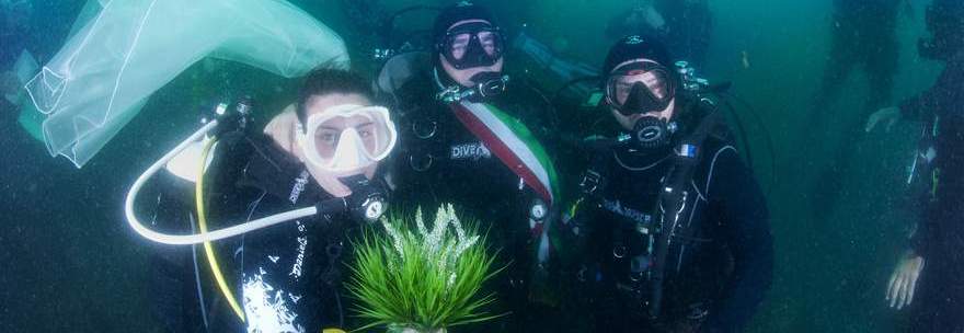 SPOSI A 15 METRI DI PROFONDITÀ IN ACQUA: ''40 INVITATI IN FONDO AL MARE'' - 03/07/2013