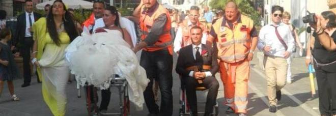GABRIELE E VALENTINA, PAZZE NOZZE: LUI ARRIVA IN AMBULANZA, LEI IN BARELLA - VIDEO - 08/07/2013