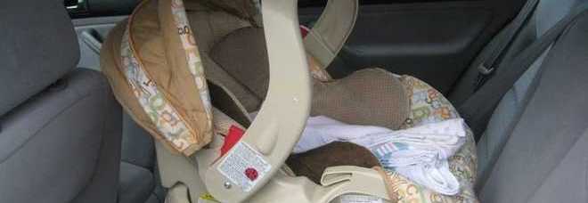LASCIA IL FIGLIO DI UN MESE AL SOLE IN AUTO. ''CIUCCIO IN BOCCA FISSATO CON LO SCOTCH'' - 10/07/2013