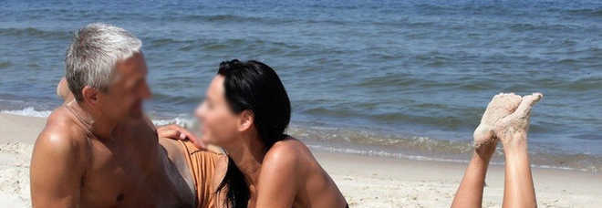 MOGLI IN ALLARME, SONDAGGIO TRA LE 18-30ENNI. ''IN SPIAGGIA SCEGLIAMO L'UOMO MATURO'' - 10/07/2013