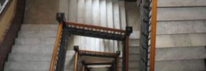 VITERBO, 18ENNE SUICIDA NEL SUO PALAZZO. ''IMPICCATO ALLA RINGHIERA DELLE SCALE'' - 14/07/2013